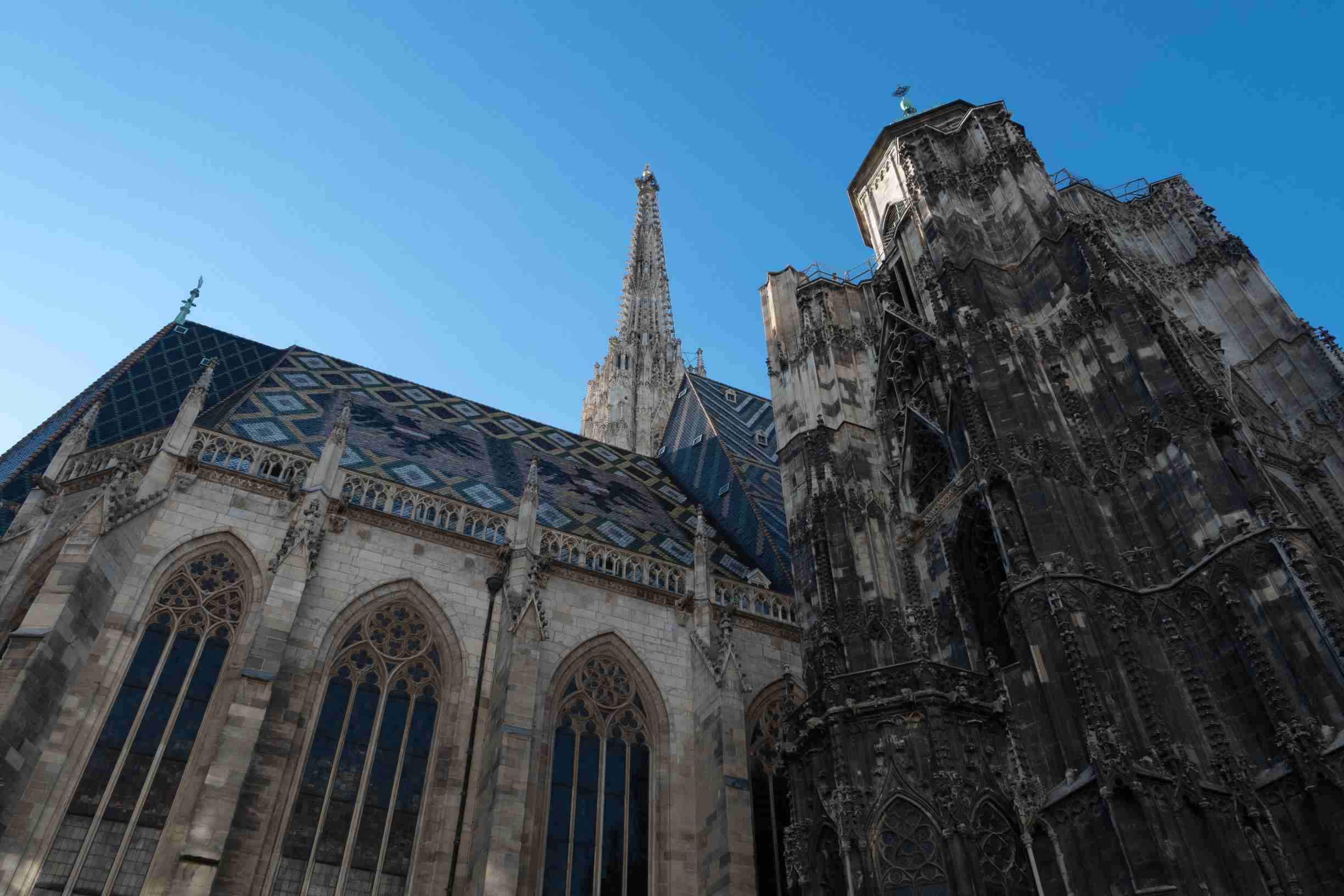 Vue globale sur la côté nord de la cathédrale Saint-Étienne de Vienne