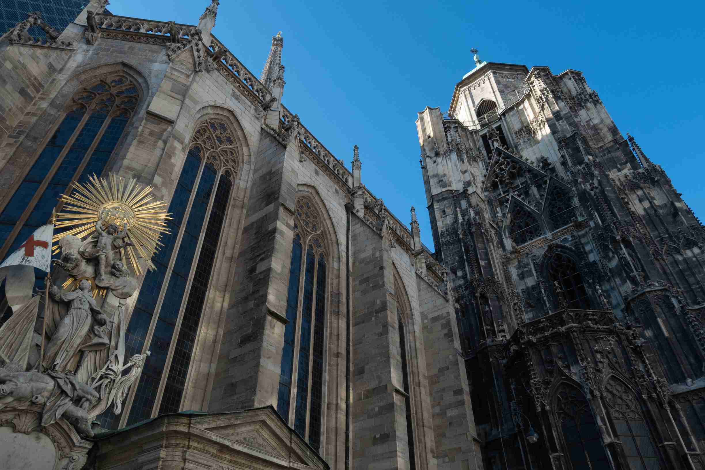 La statue et la façade de la cathédrale Saint-Étienne du côté nord