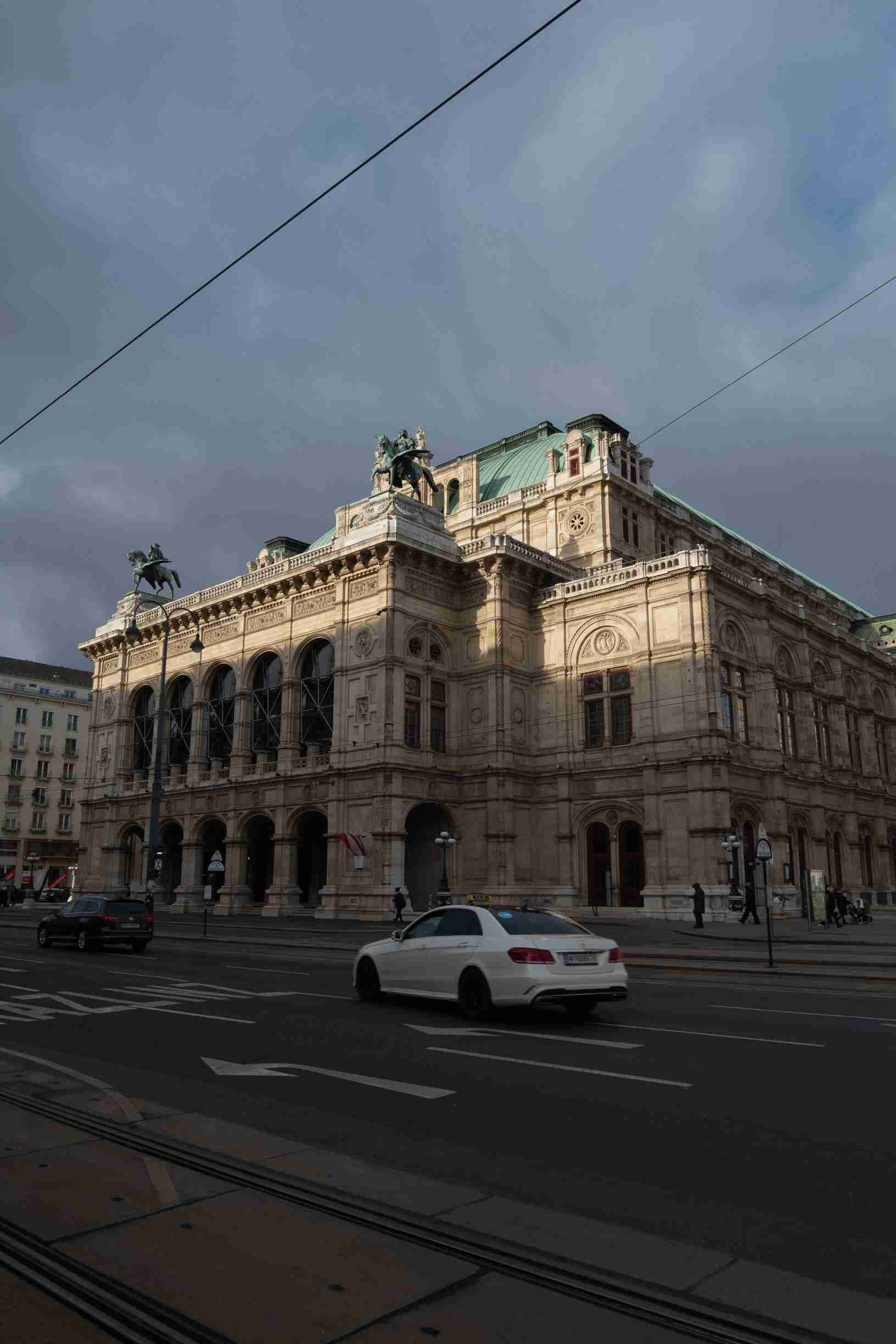 La façade avant de l'opéra d'État de Vienne