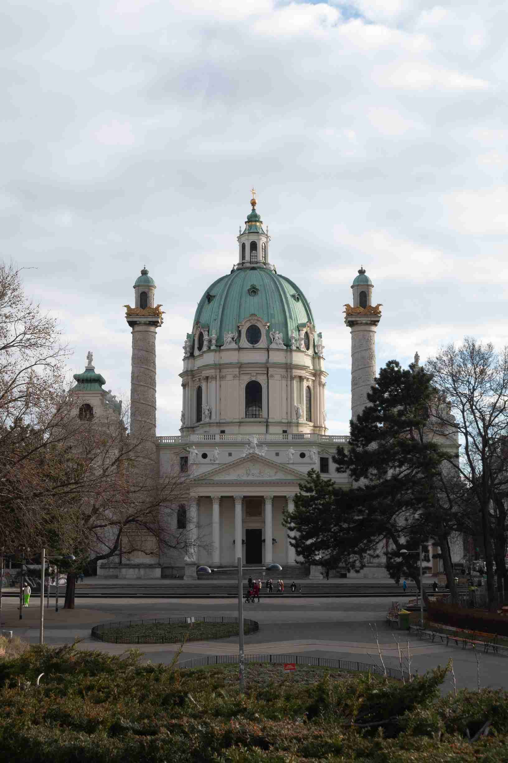 La façade avant de l'église Saint-Charles-Borromée depuis la Karlsplatz