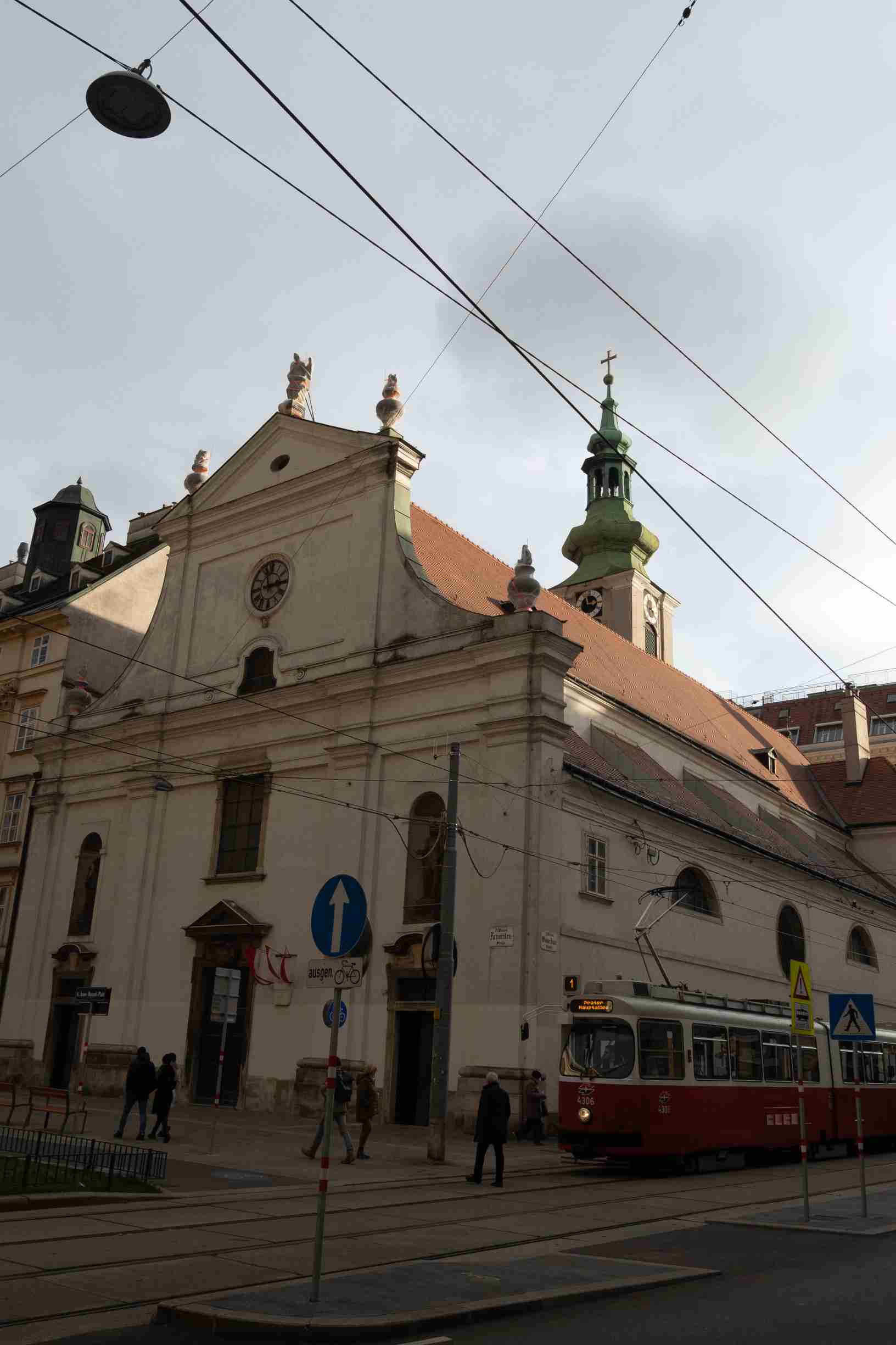 Un tramway devant l'église Paulaner
